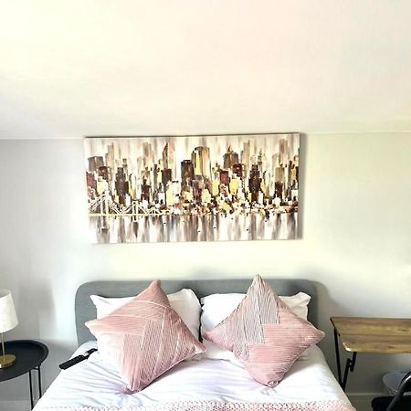 Southall Stays Near Heathrow Ub2 Экстерьер фото